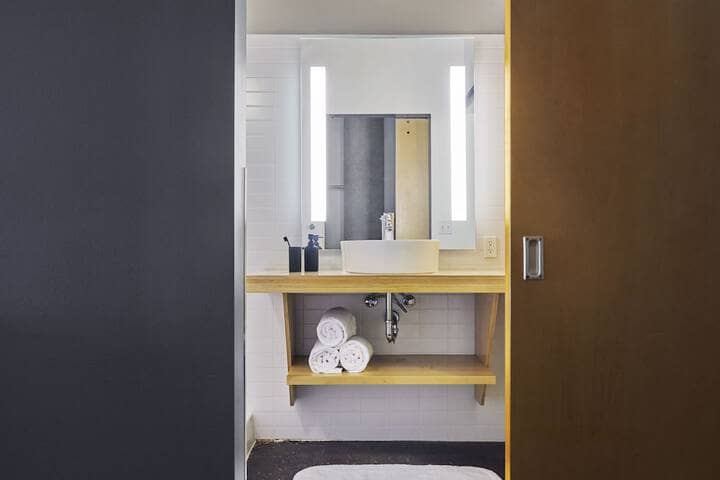 Room 28 of 61